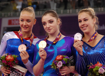 Rusiyalı gimnast Aliya Mustafina "qızıl", isveçrəli gimnast Culiya Ştaynqruber "gümüş", niderlandlı Like Vevers isə "bürünc" medal qazanıb. Bakı, Azərbaycan, 18 iyun 2015